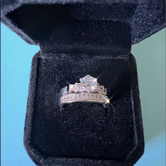 18K White Gold Plated Ring with Zirconia - Picture 3 of 5